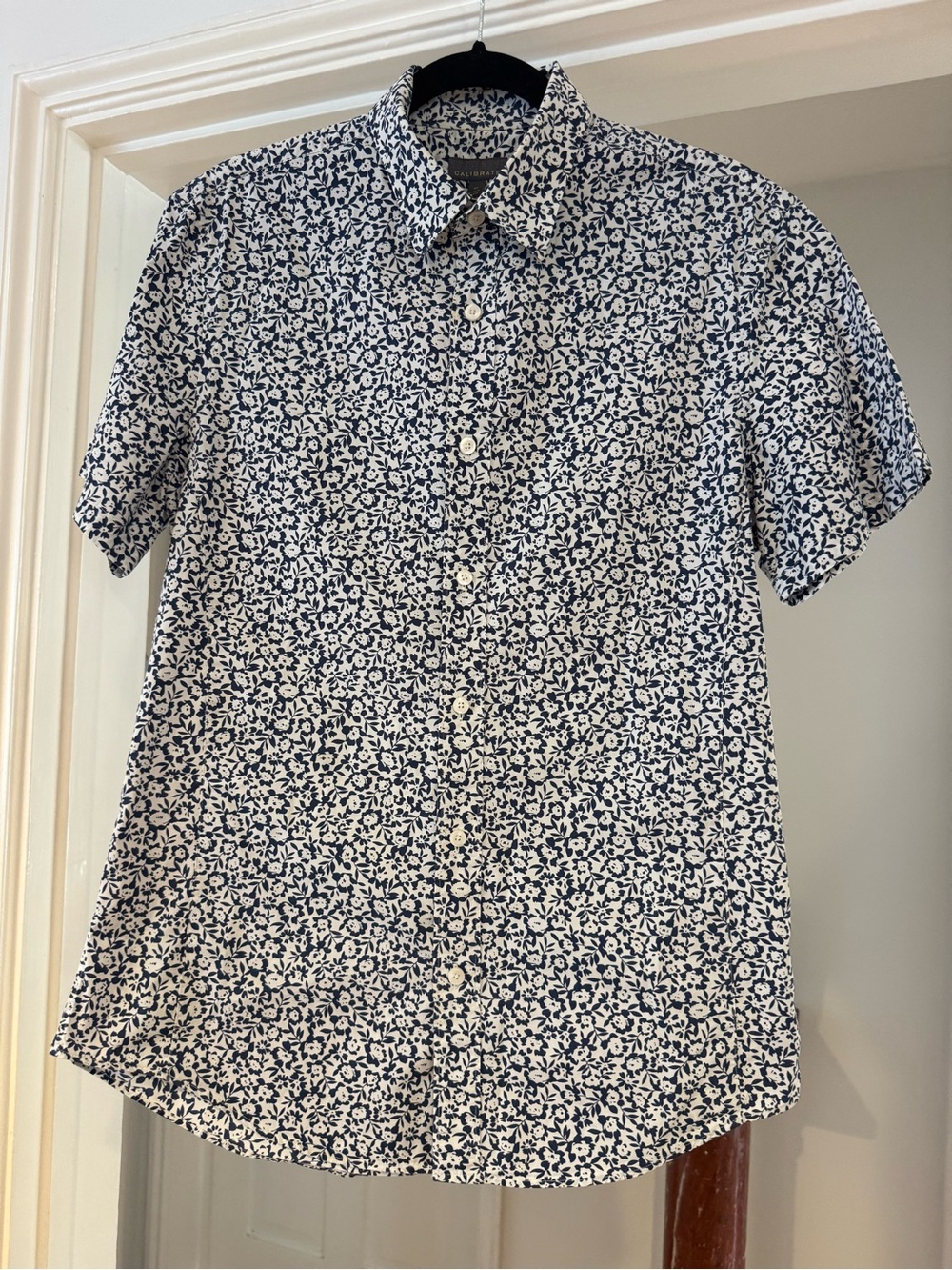Calibrate- Men's Short-Sleeve Button Down Shirt in White with Navy Floral Print